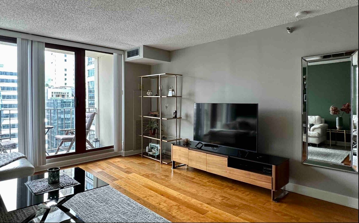 Location! Modern Condo in the Heart of Downtown