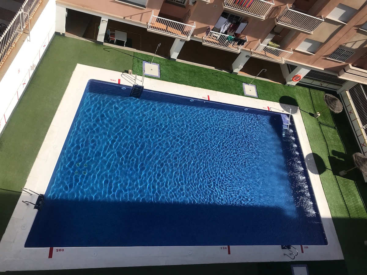 公寓内设有泳池的顶层公寓。