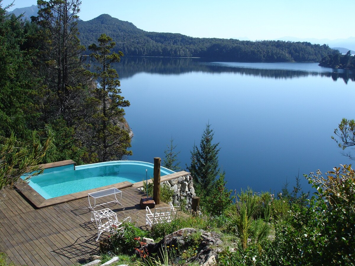带湖景和游泳池的美妙别墅