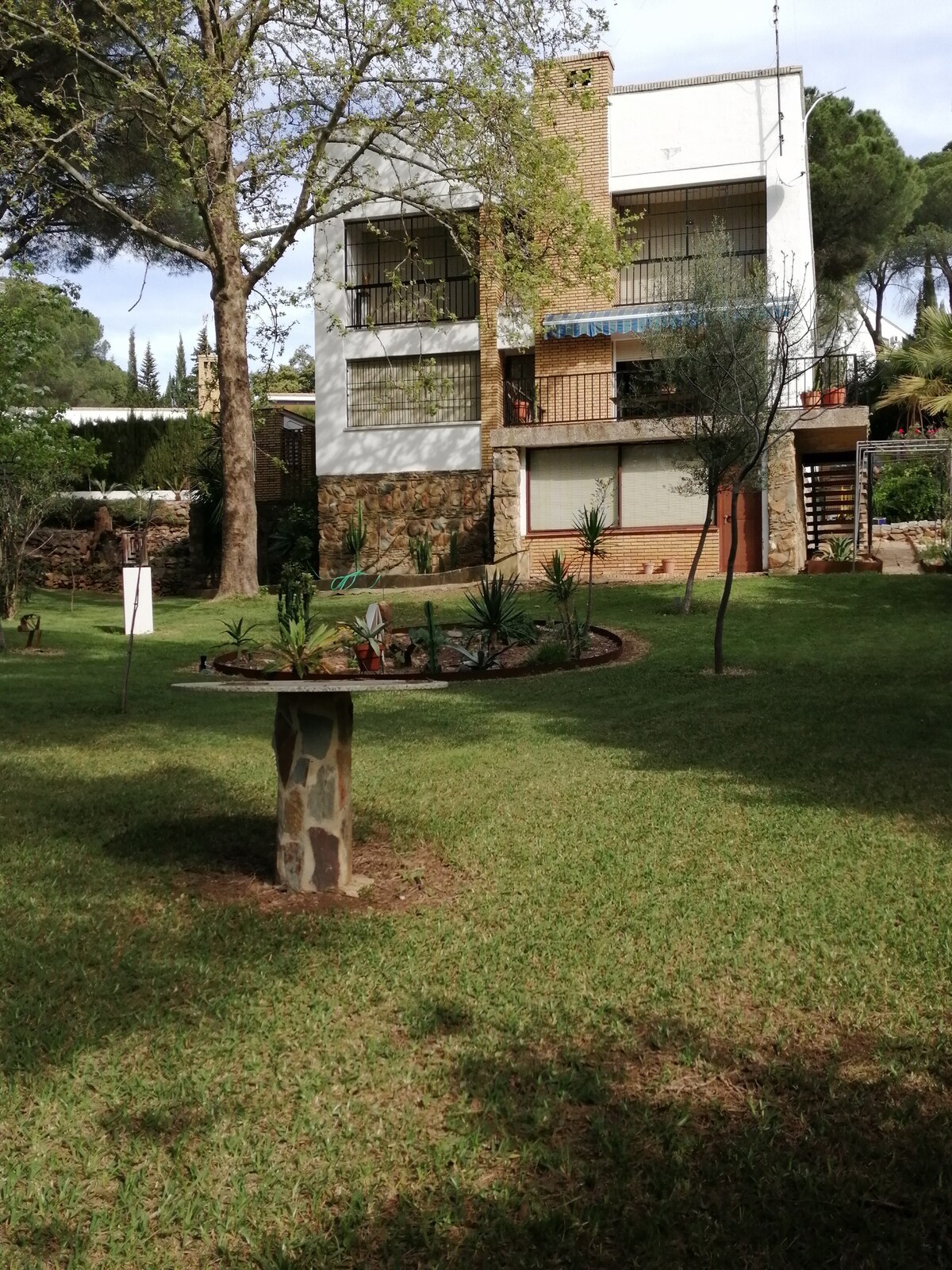 Casa Rural ，在Minas de Riotinto有一个大花园。