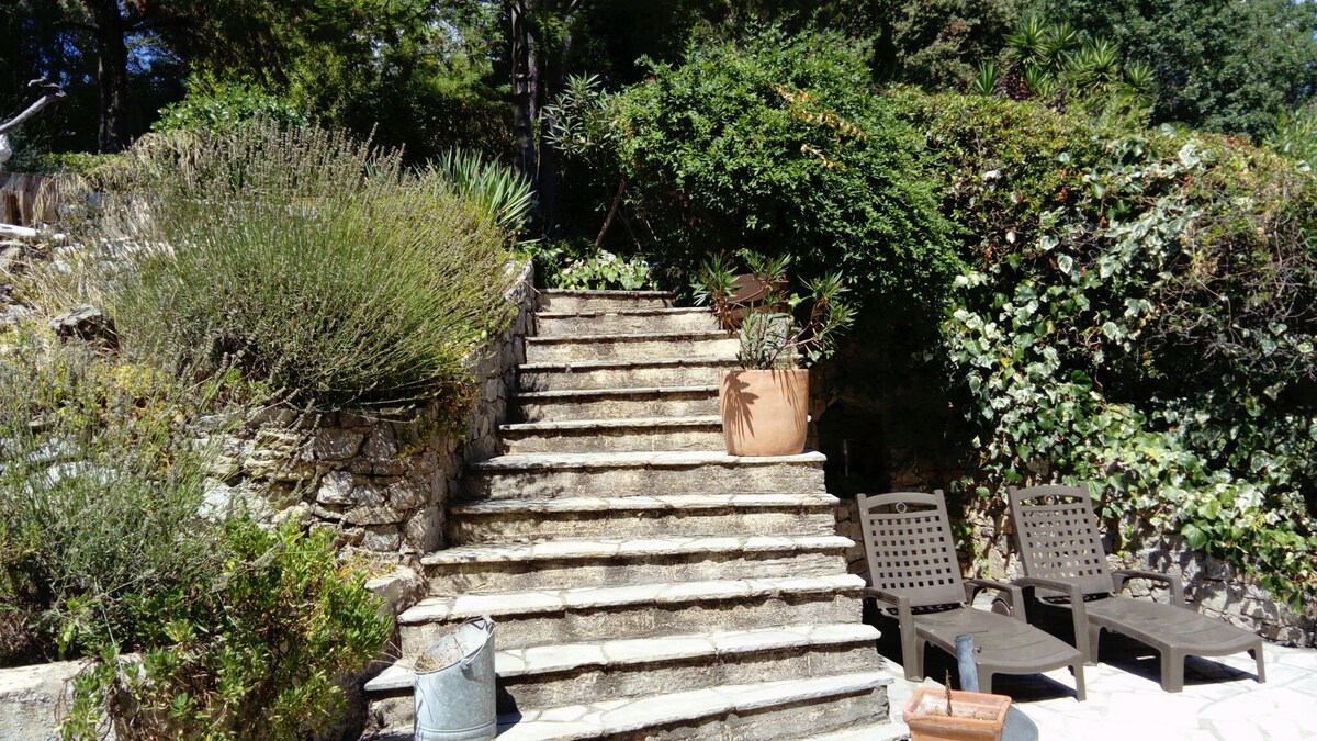 Bastide simple et calme dans un coin de verdure