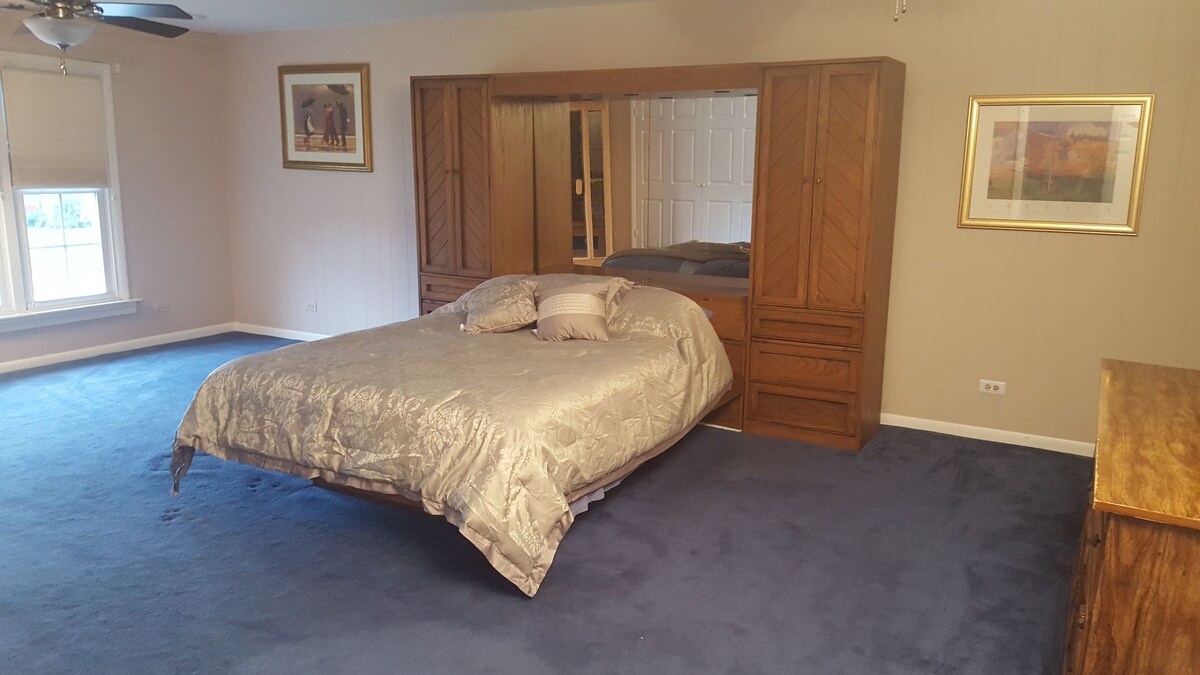 Extra large bedroom in quiet Oak Lawn neighborhood