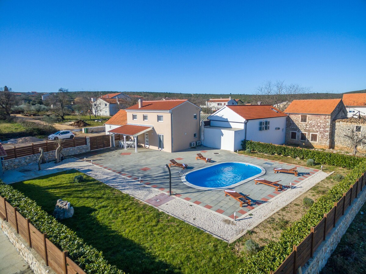 New villa Elm, 4 km from the sea