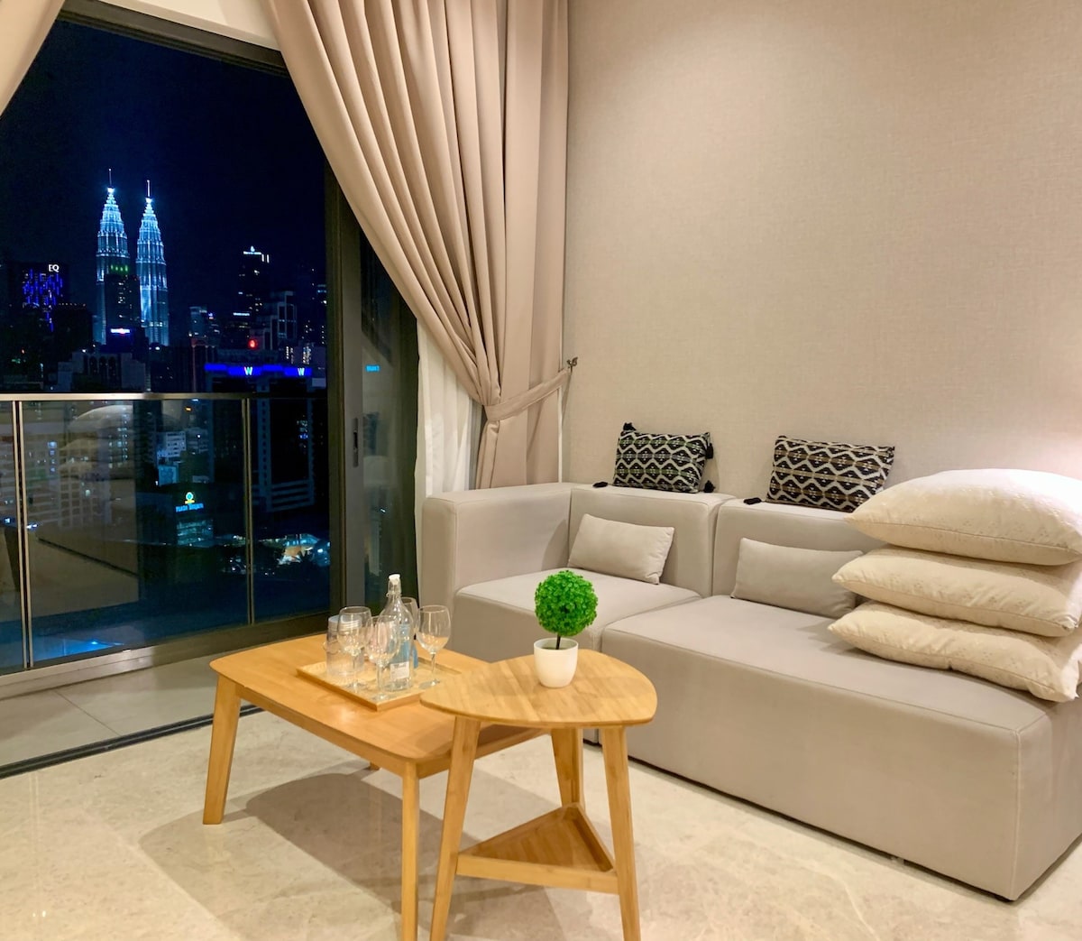 2卧室宝石，带标志性的吉隆坡城市景观和私人阳台