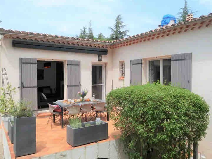 Jolie maison privative avec piscine en Provence