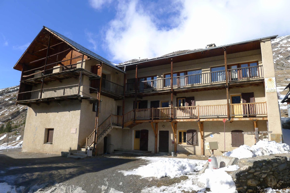 .8 Chalet le Genepy 6-bed room (ch 8)