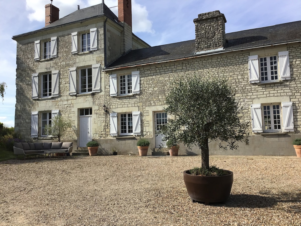 Near Poitiers. Cinema/bar/game room. Private pool