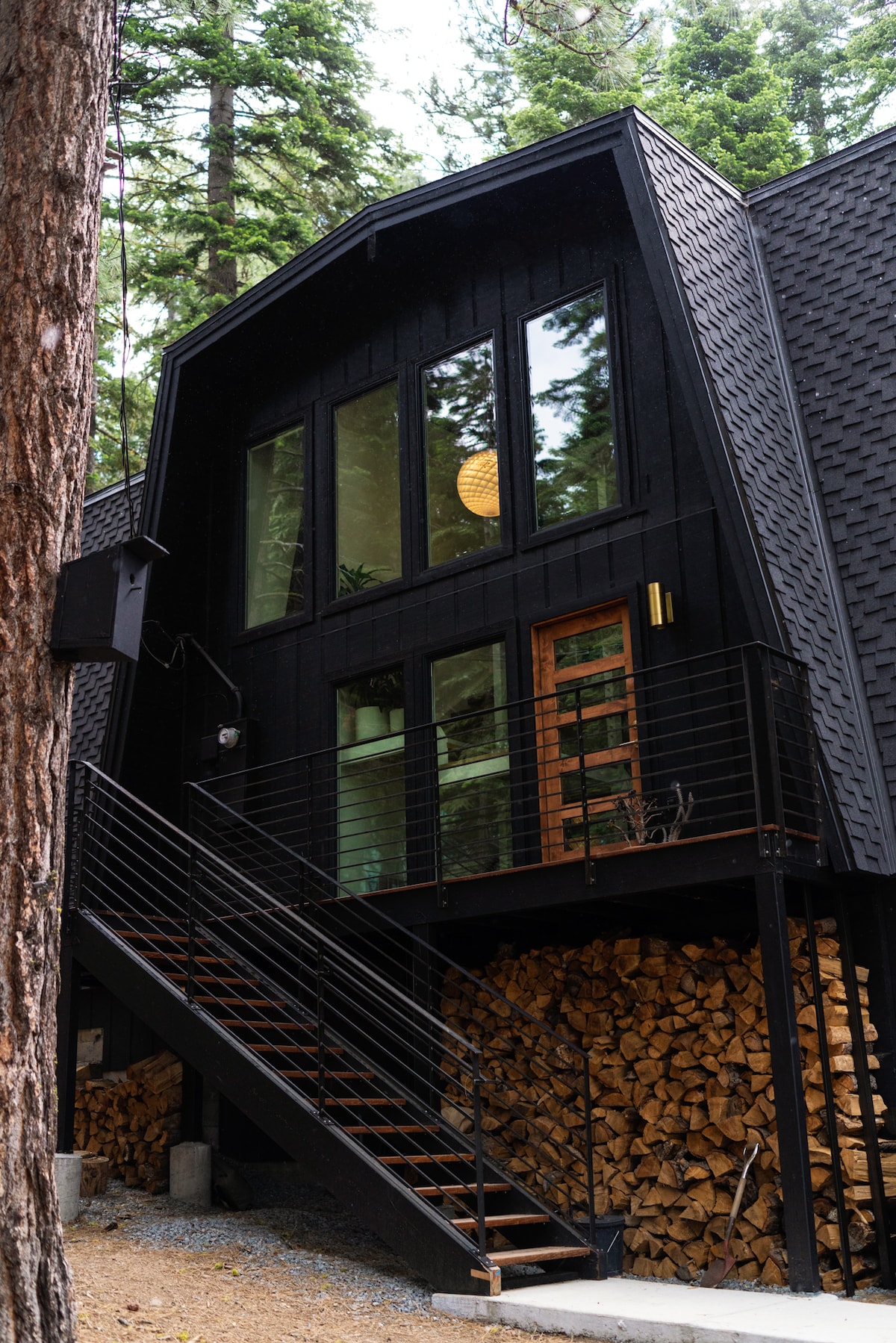 BLACK HOUSE HIDEAWAY: MODERN MOUNTAIN LIVING