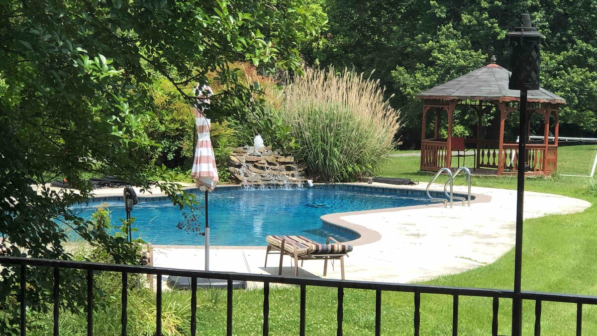 Adorable, secluded 2 Bdrm  guesthouse shared pool.
