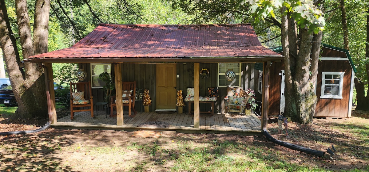 Charlotte's Cozy Creek Cabin