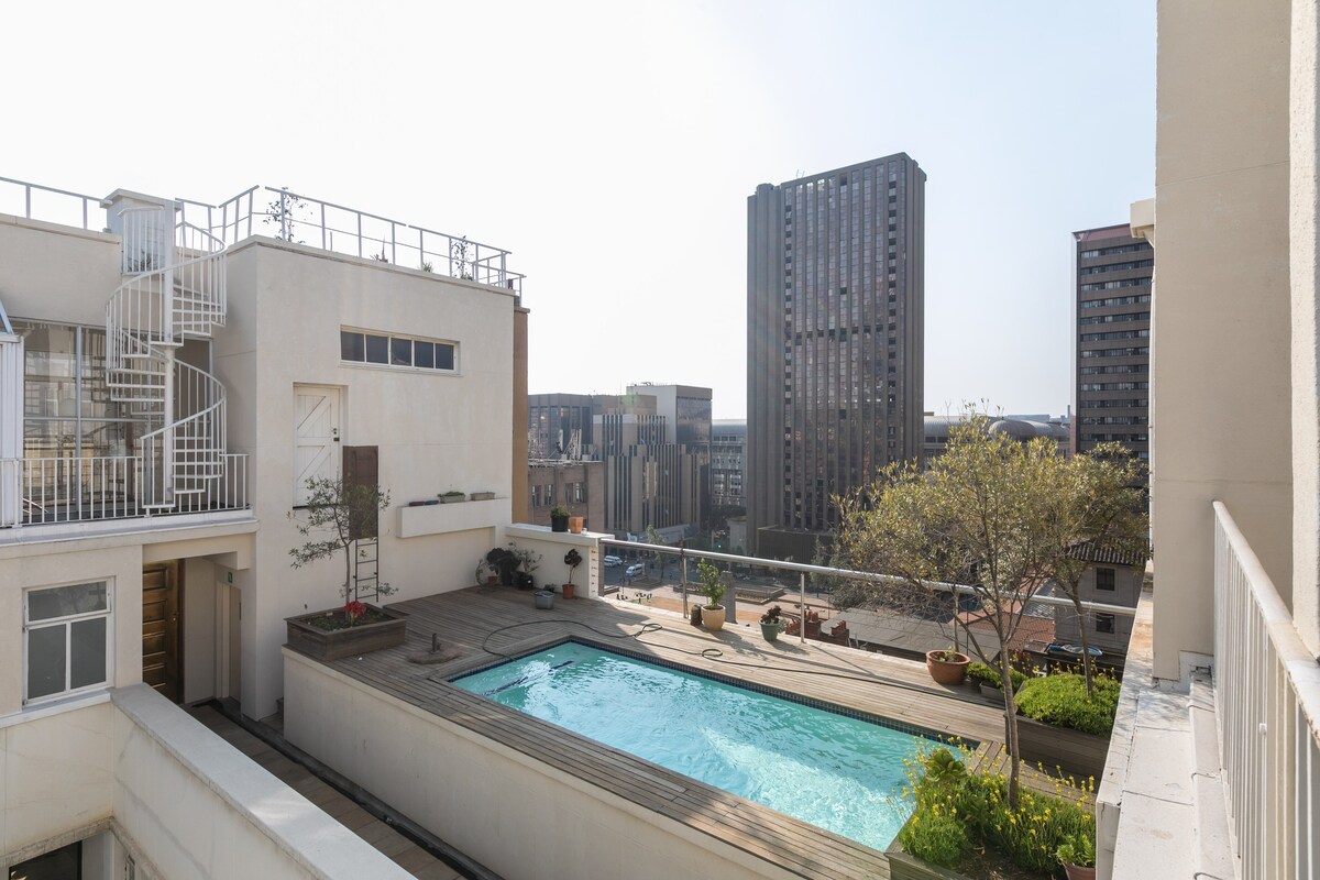 令人惊叹的顶层公寓+屋顶热水浴缸+逆变器