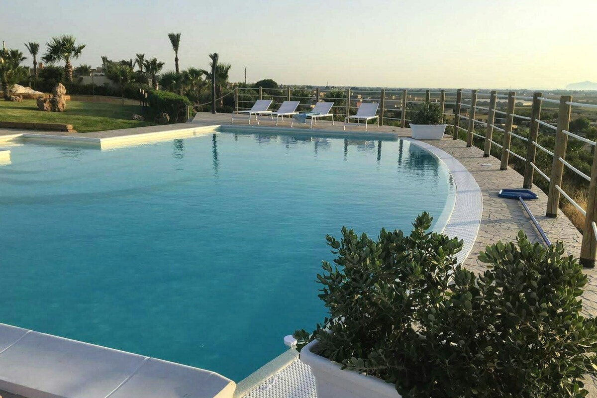 Villa Gioia con piscina e  vista sulle isole Egadi