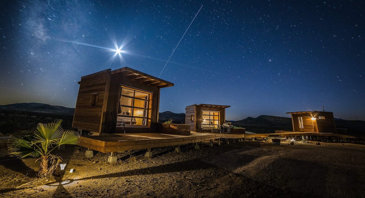 僻静的Mojave Desert Eco-Pods