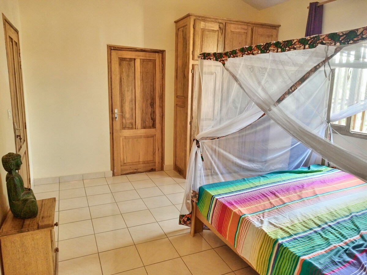 Chambre spacieuse et lumineuse avec salle de bain