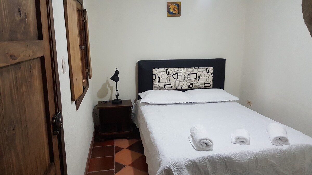 Cabaña Rustica可容纳两人的房间