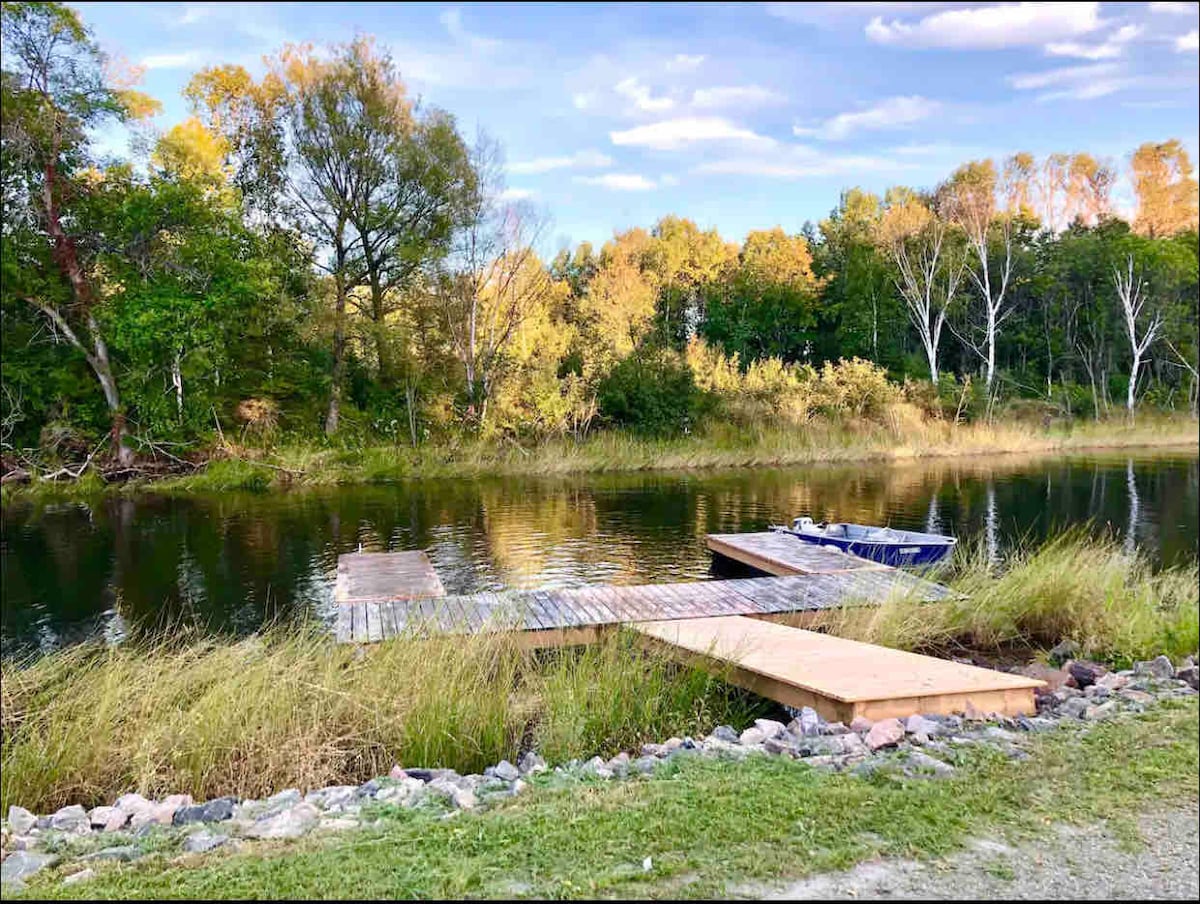 Double unit cabin on the river, 2 kitchens!