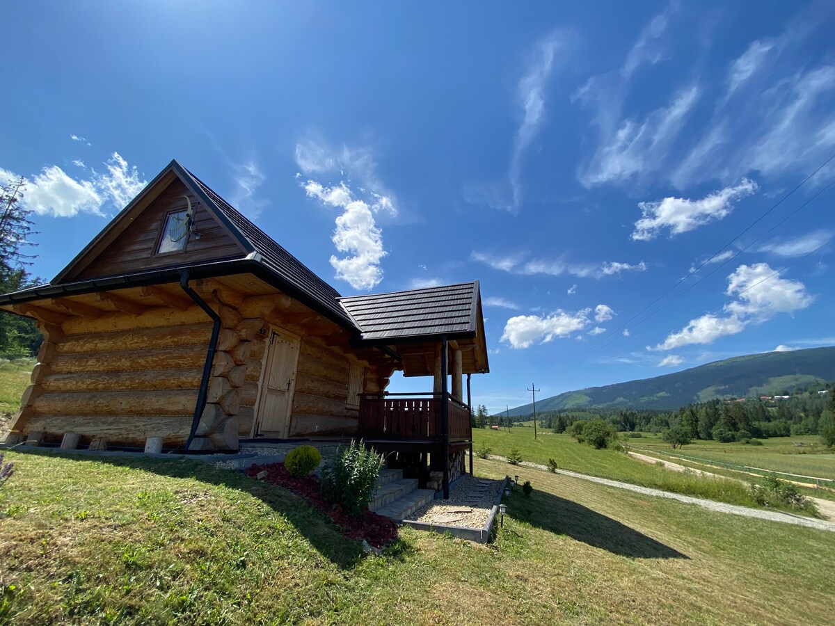 带球的小山人小屋