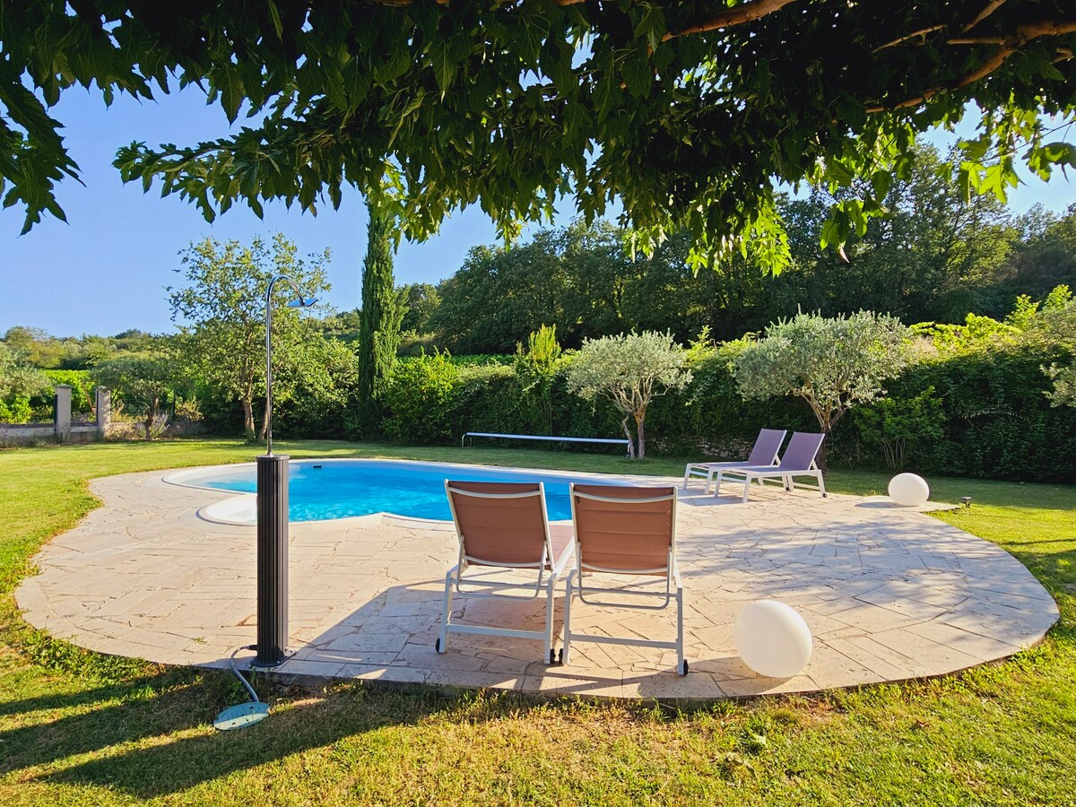 Villa piscine, pétanque et oliviers en Provence