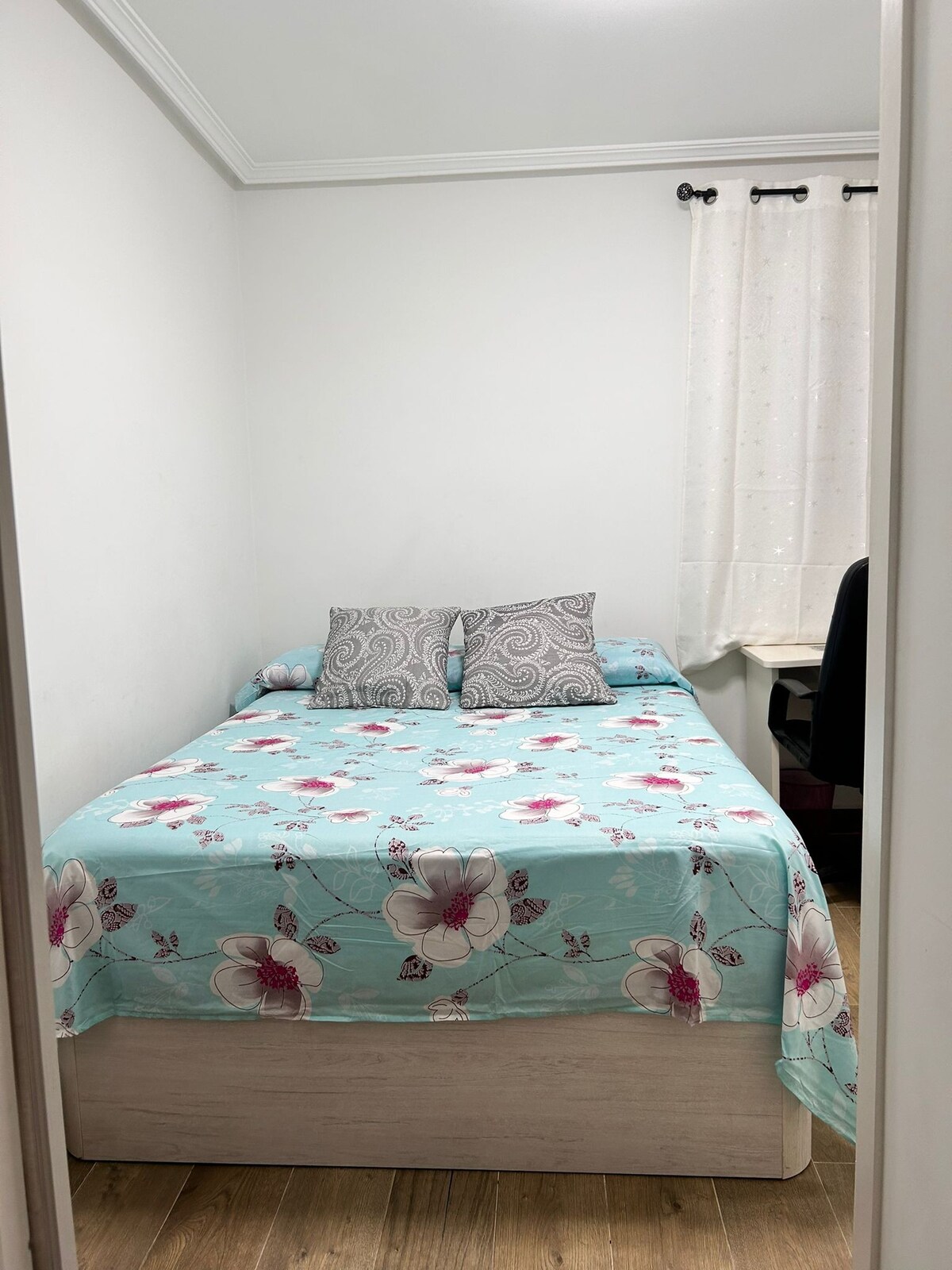 公寓位于演讲中心，距离RENFE仅两分钟路程，有双人卧室、起居室、厨房和卫生间，非常适合舒适安静的情侣入住。