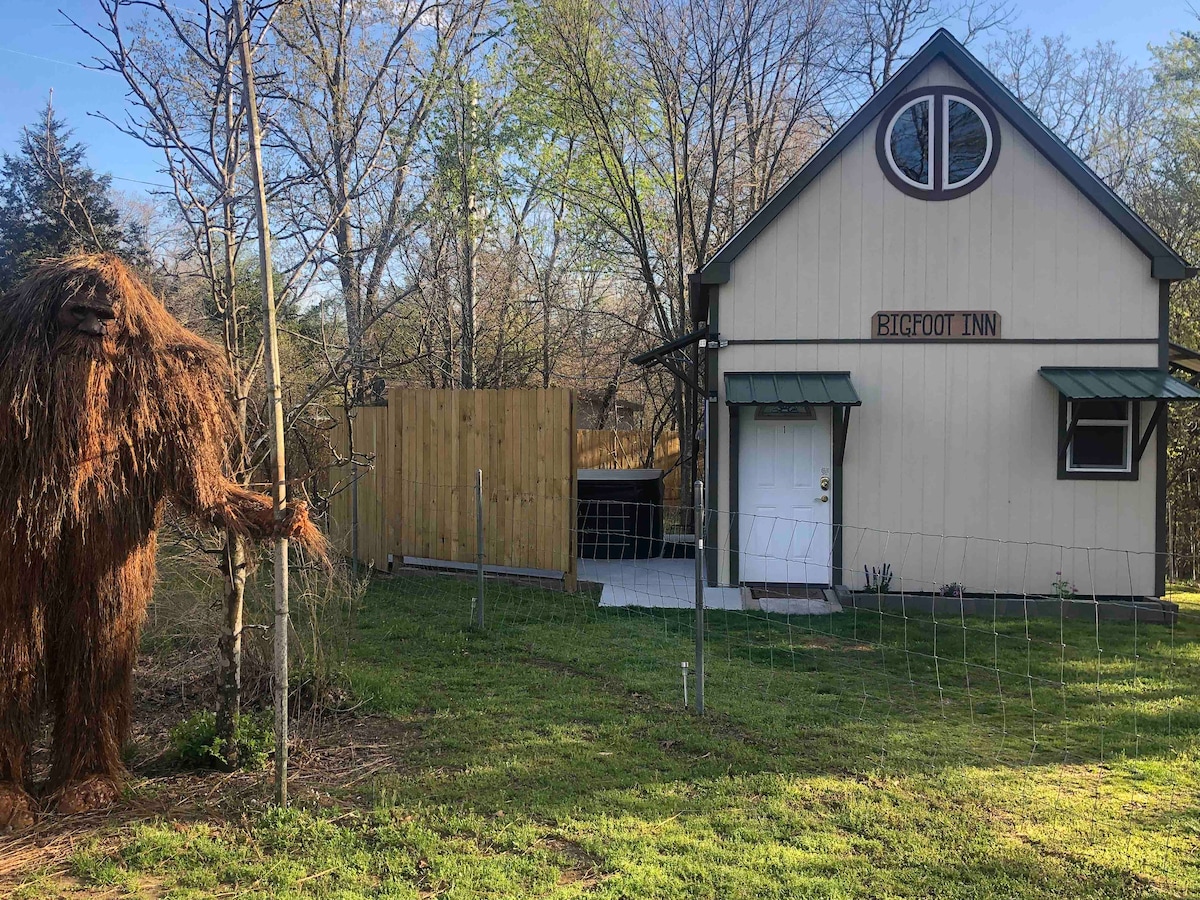 Bigfoot Inn -cabin with loft -near Illinois River