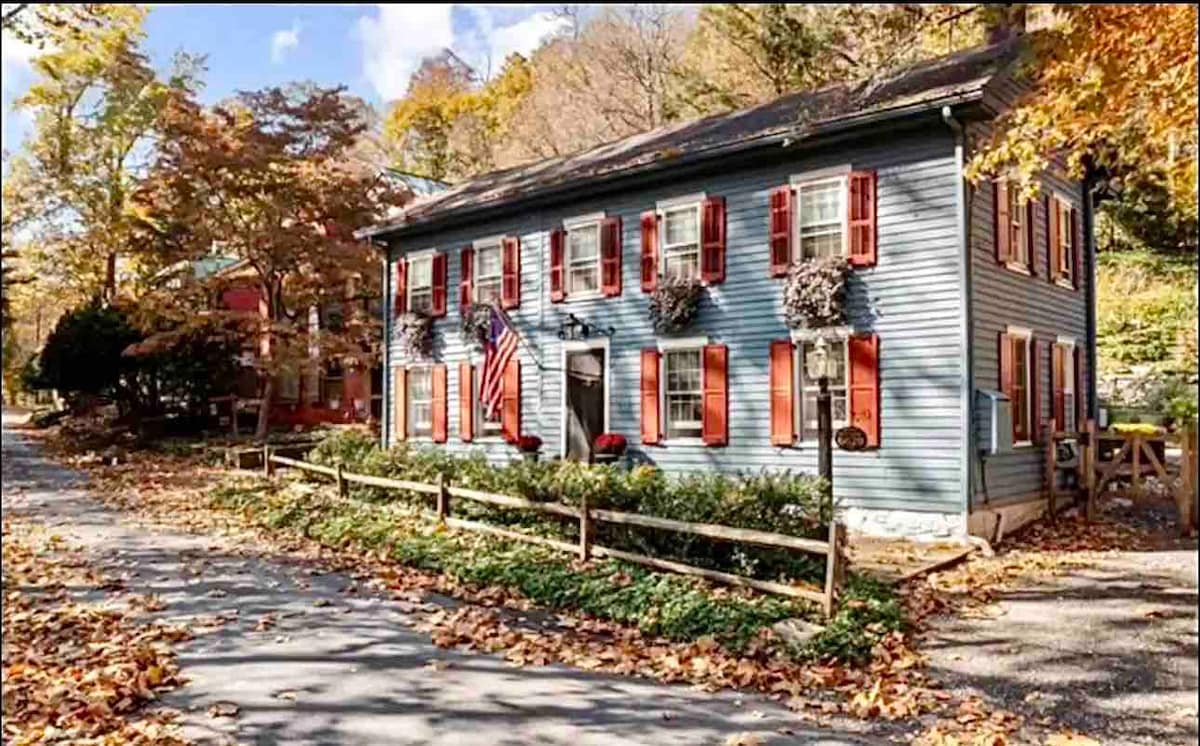 Historic River Cottage in New Hope-Solebury c 1799