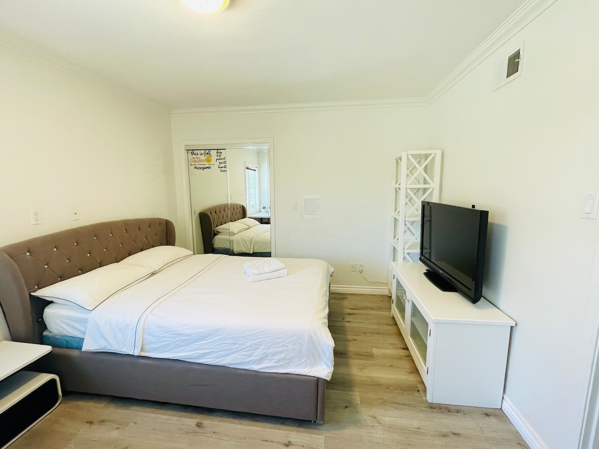 A3 Cozy room &TV /share bathrooms/free parking