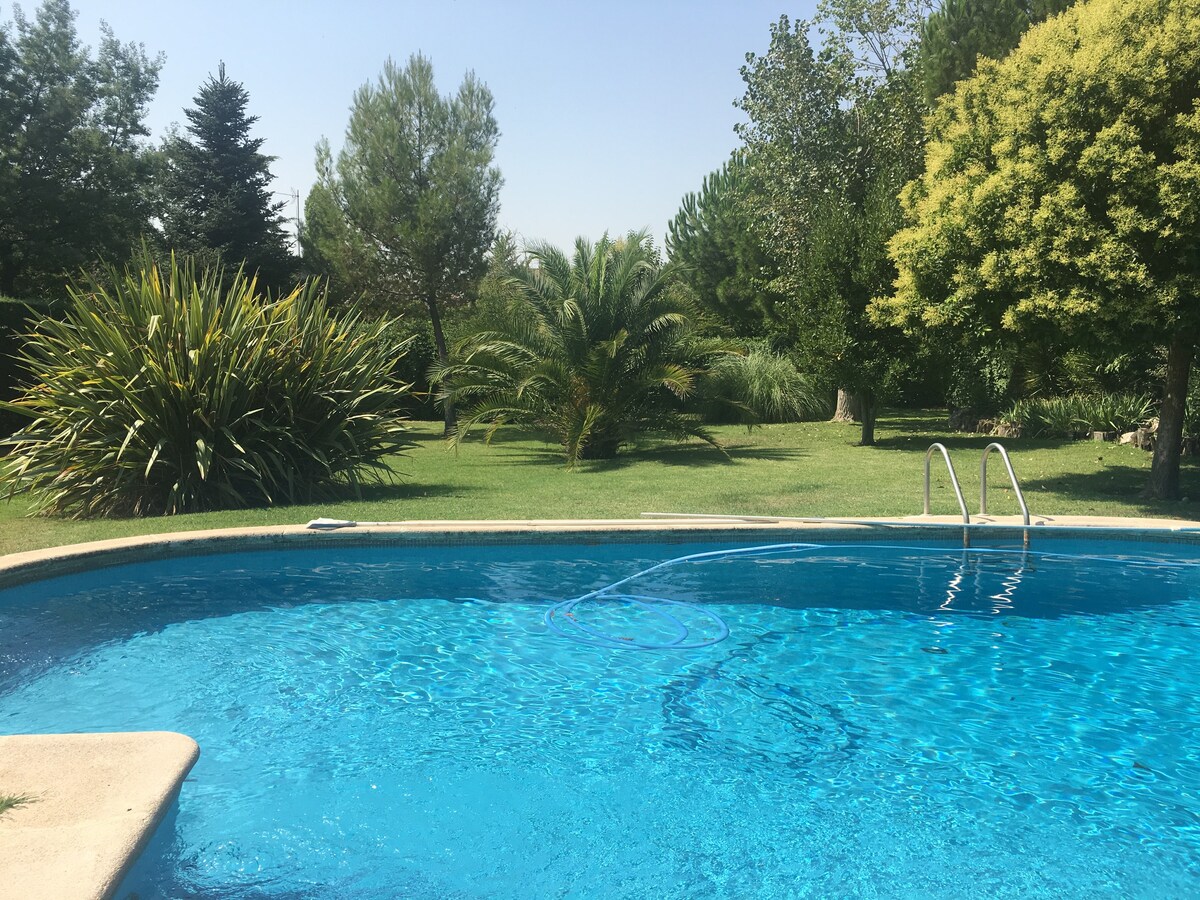 位于马德里的设计师花园别墅，设有游泳池。