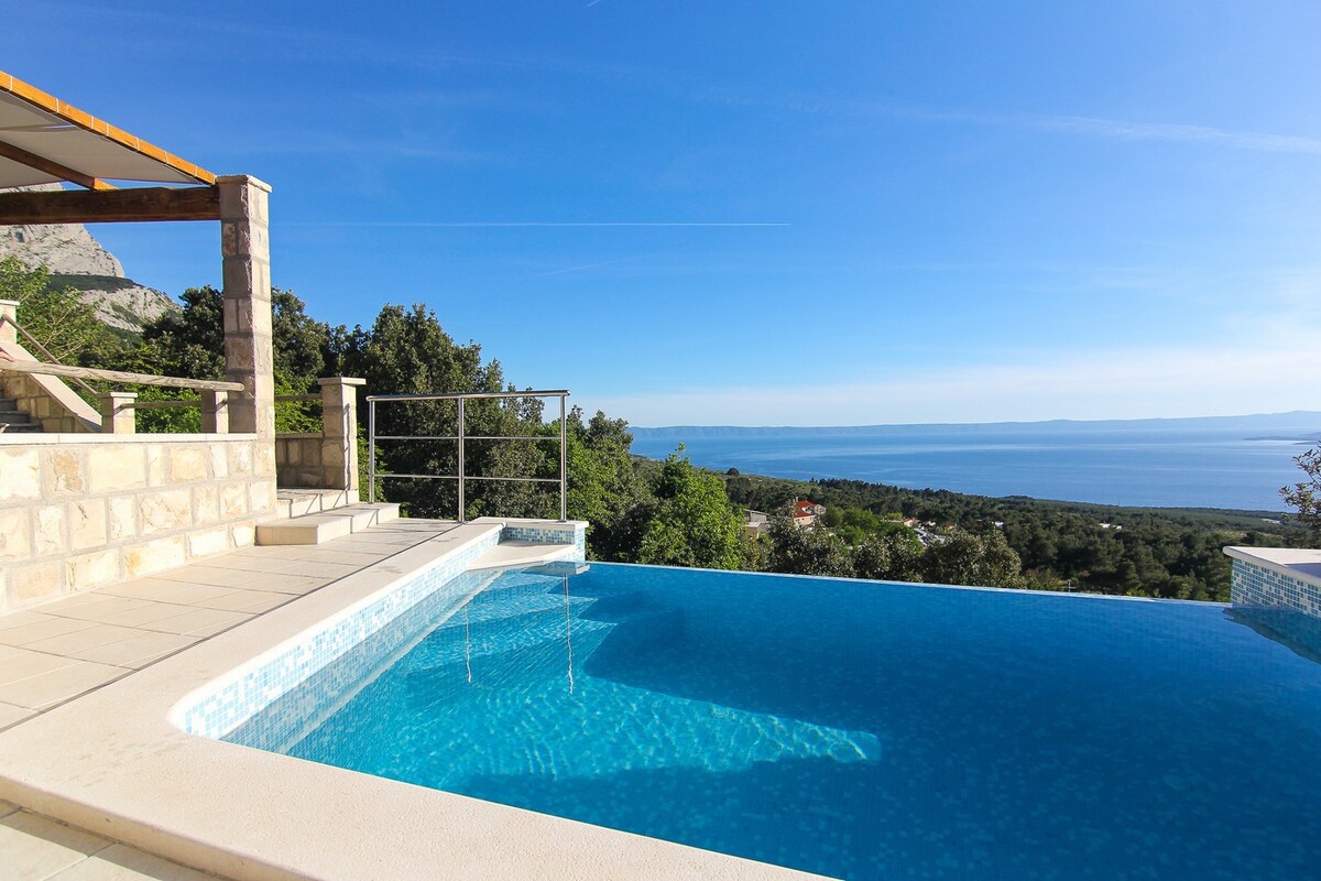 Villa Dado w/ infinity heated pool and sea view