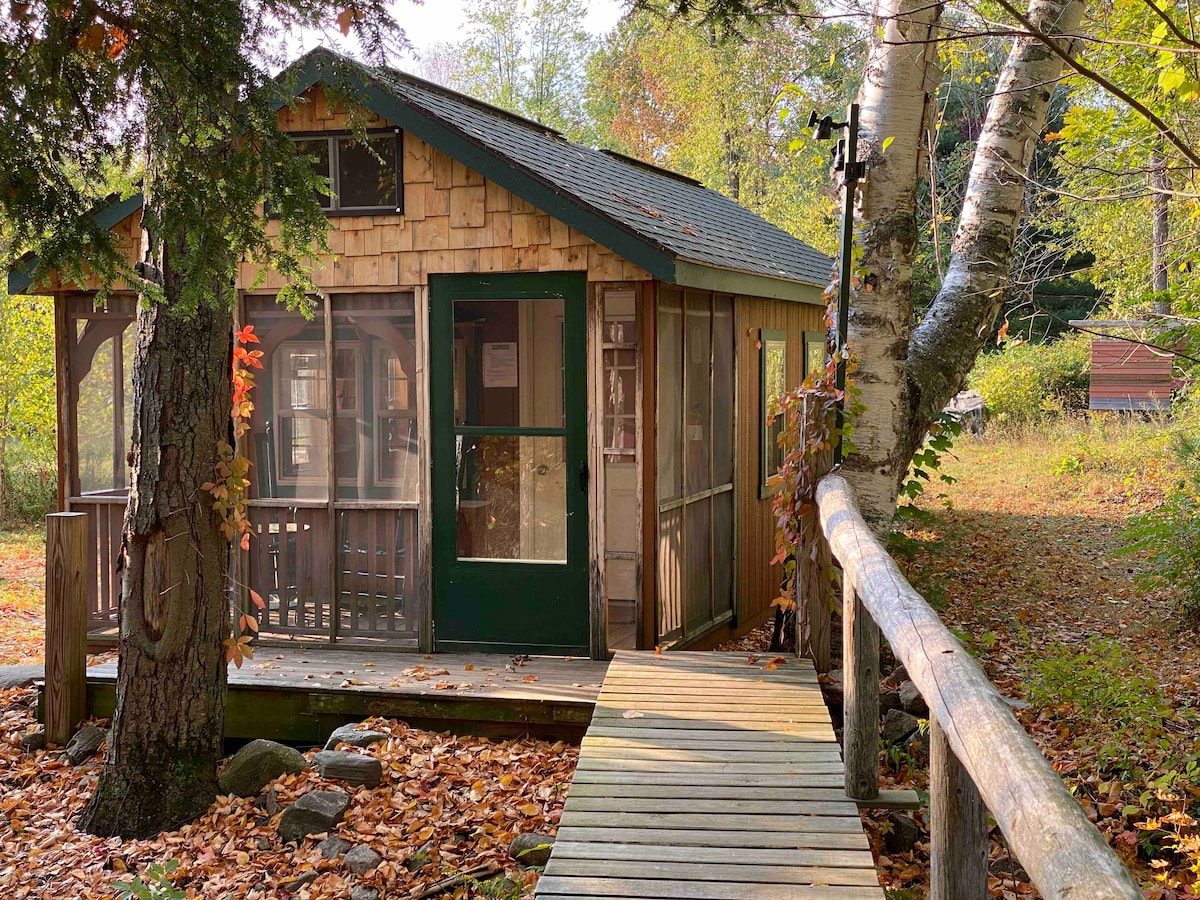乔治湖畔小木屋