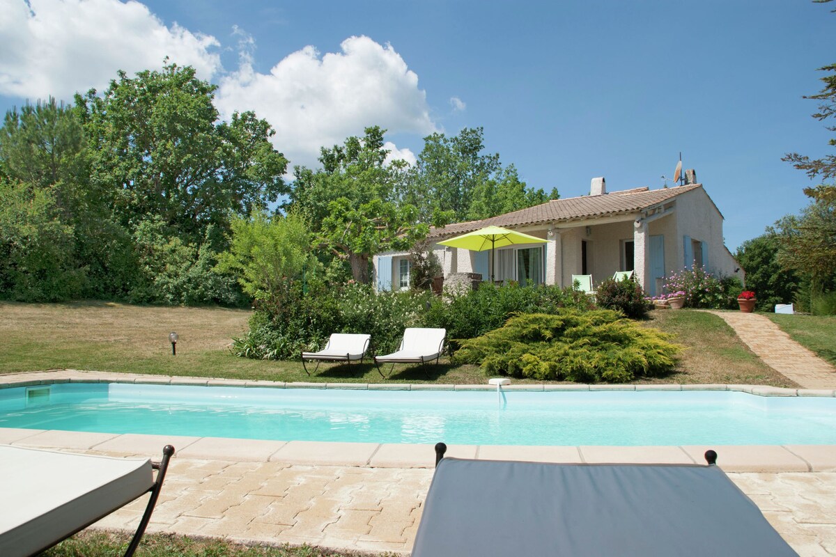 Rustic villa with pool in Cereste, France