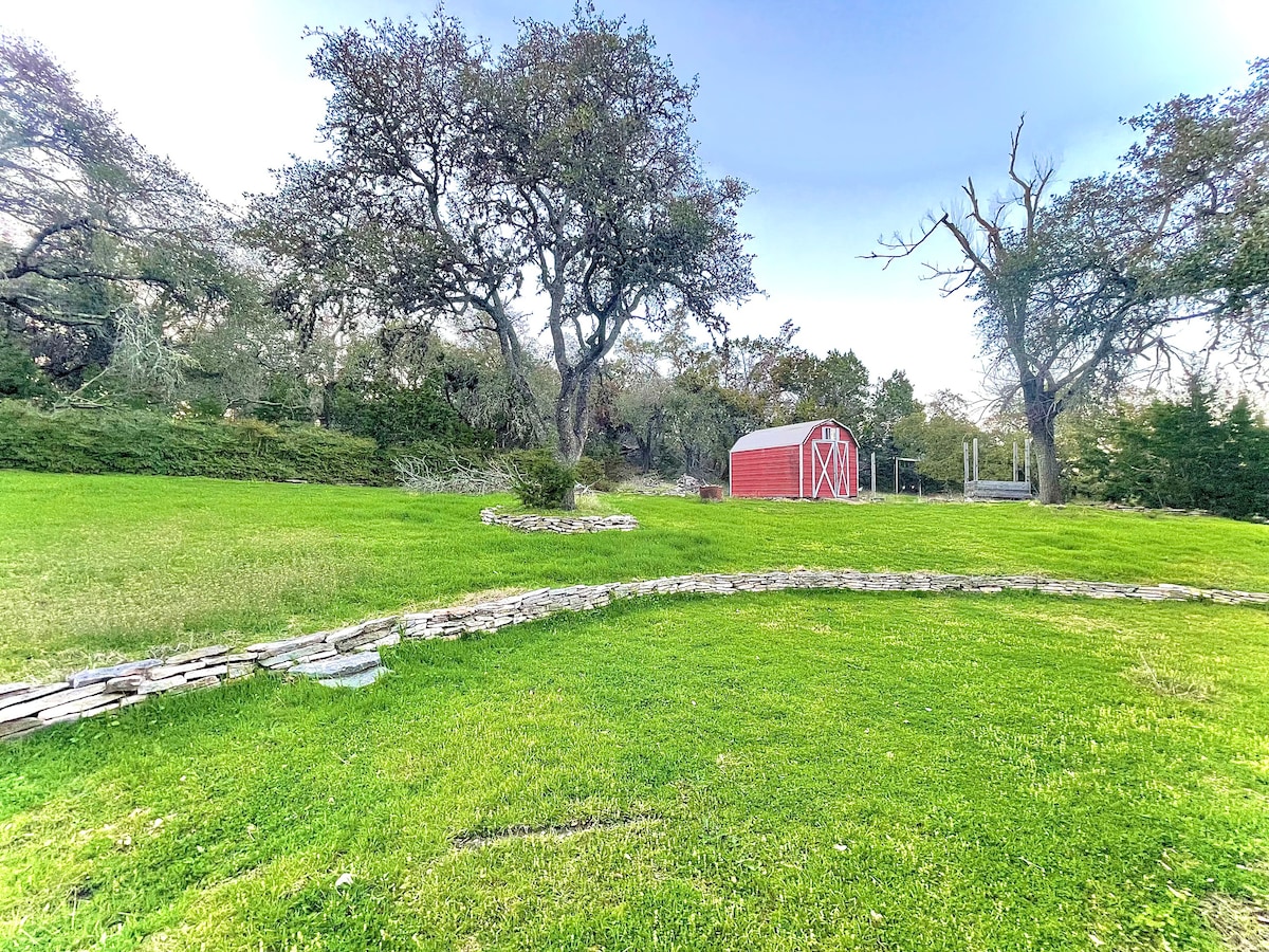 The Near and Deer ATX Retreat * 1 Acre * King Bed*