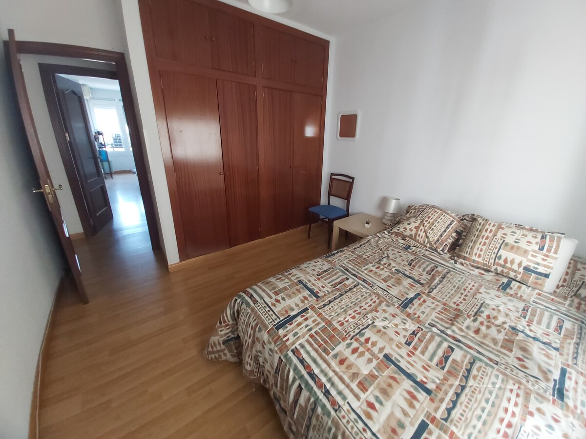 宽敞的房间，双人床，马德里市北部