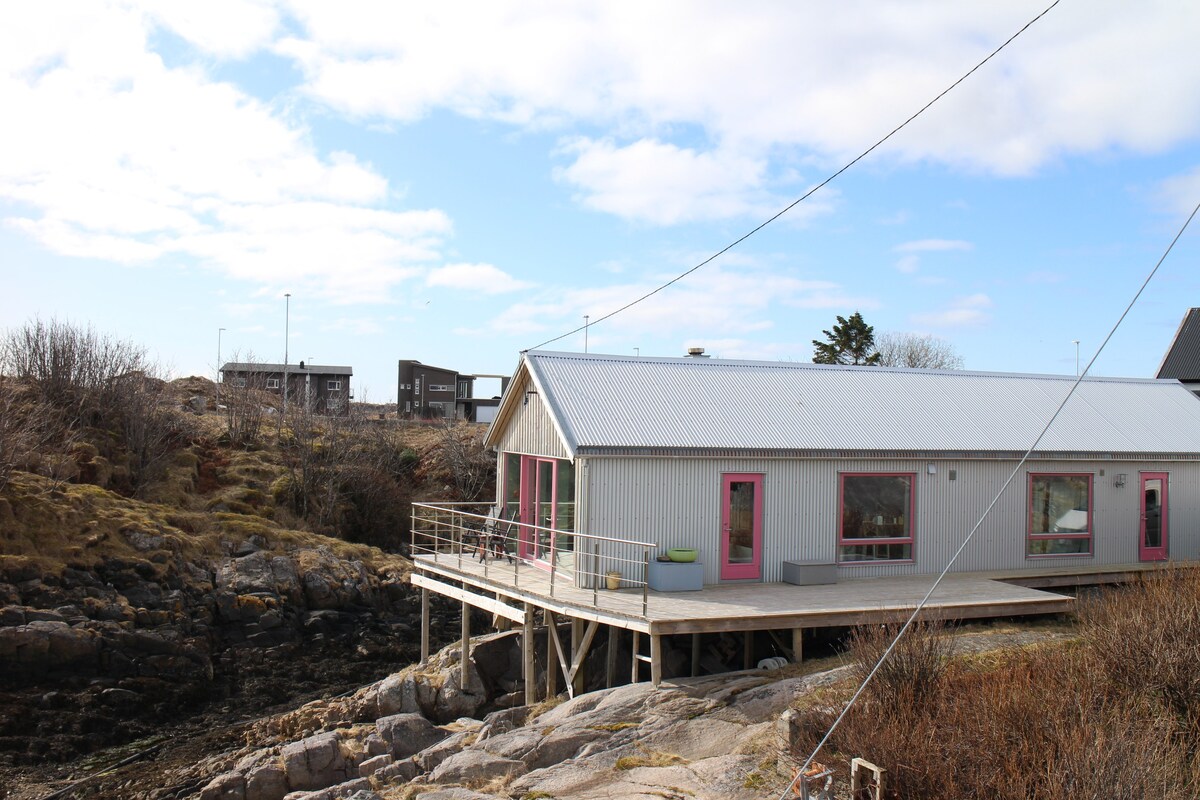 位于Henningsvær的现代舒适捕鱼小屋