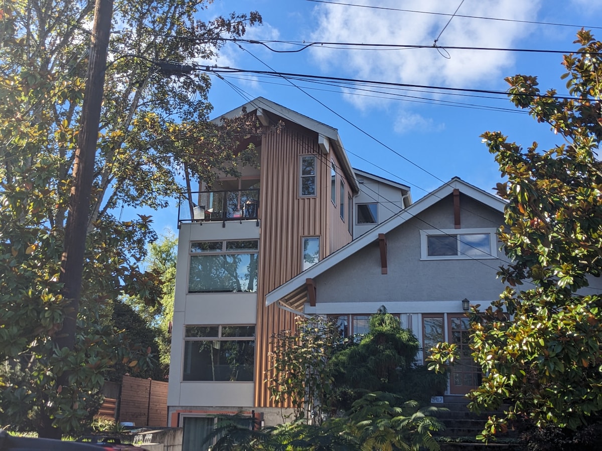 Beacon Lookout/ Modern Mid-century Townhome