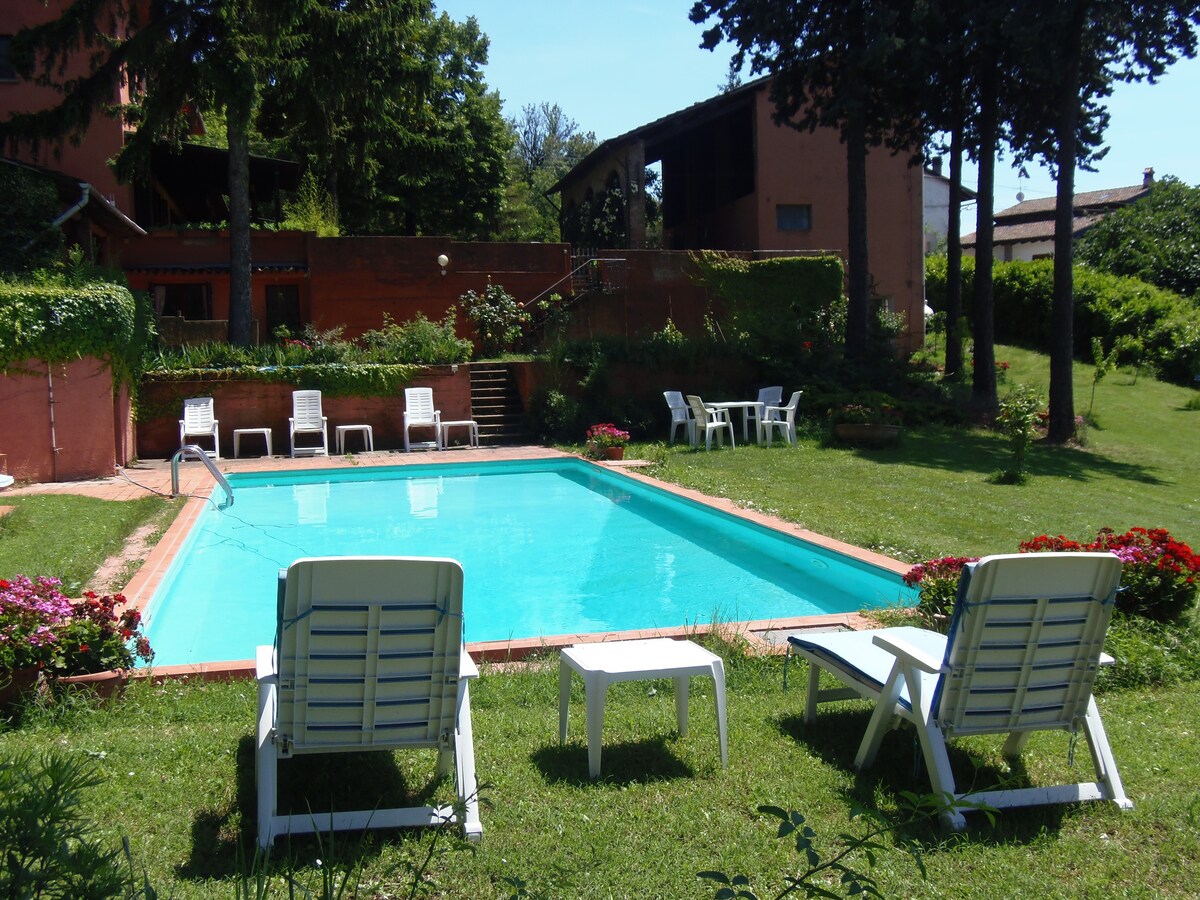 Casa singola in collina con portico e piscina