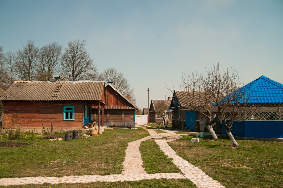 Belovezhskaya Pushcha附近五彩缤纷的庭院