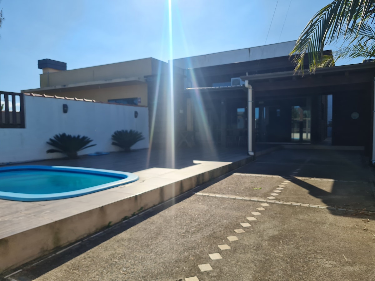 Oasis Sul Tramandai的热水泳池别墅
