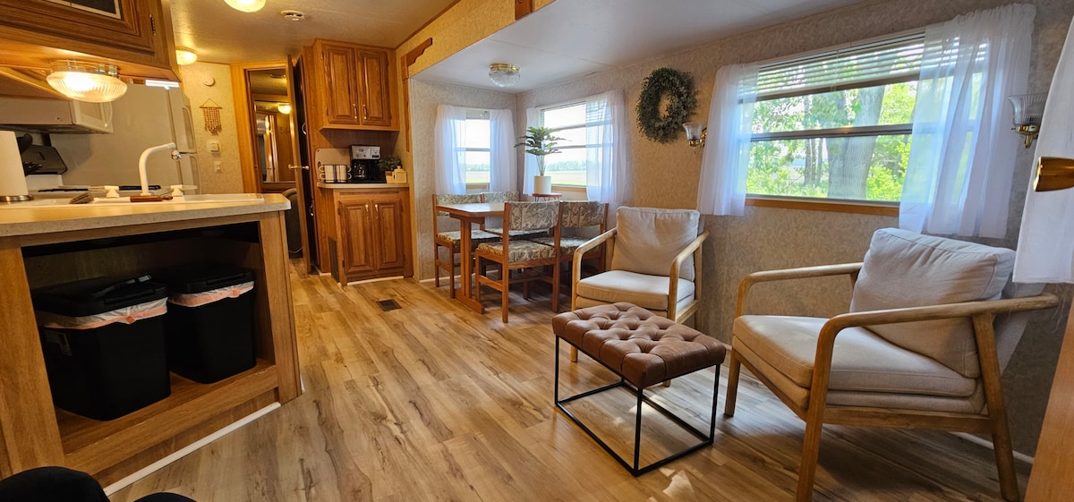 RV w/large addition, sleeps 4 & access to the lake
