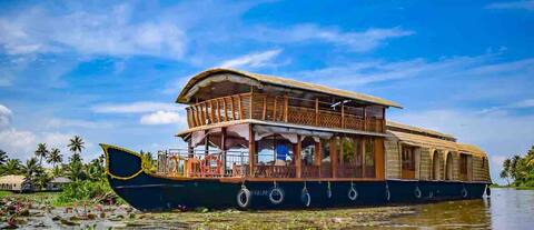 Kumarakom Houseboat