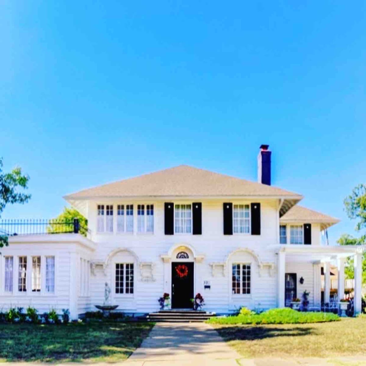 Early 1900s home with antique style and charm