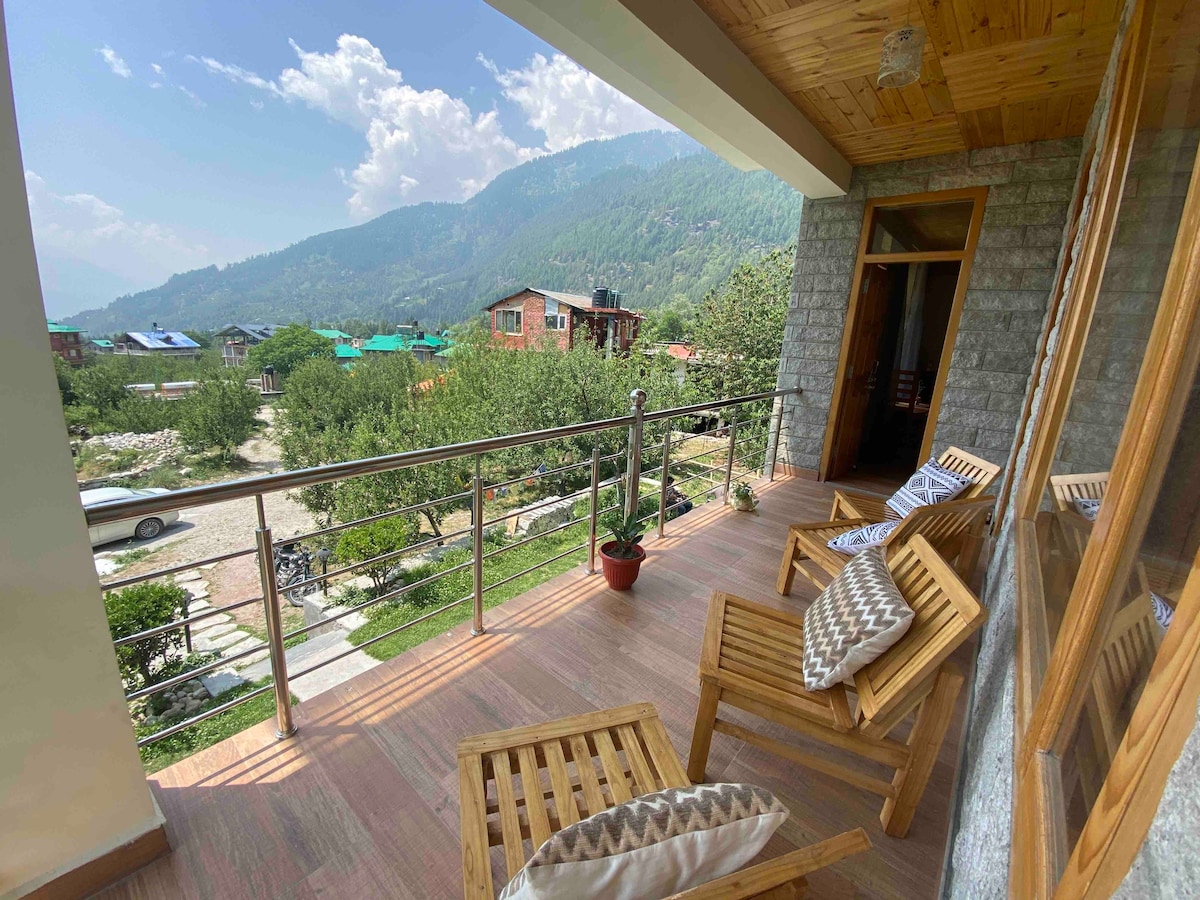 木质宽敞的客房位于Himachali风格乡村小屋内
