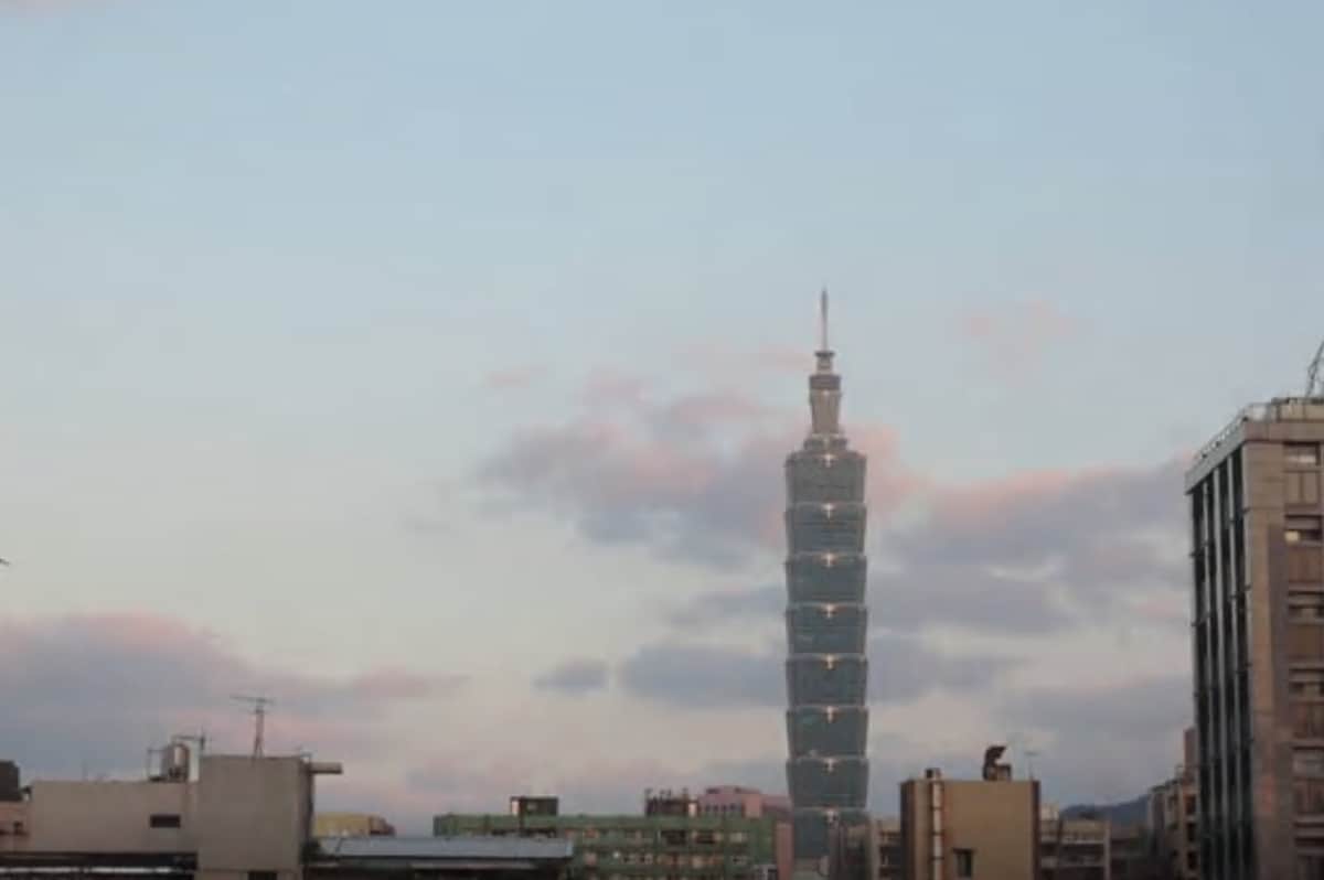 Large Room with rooftop in the heart of Taipei