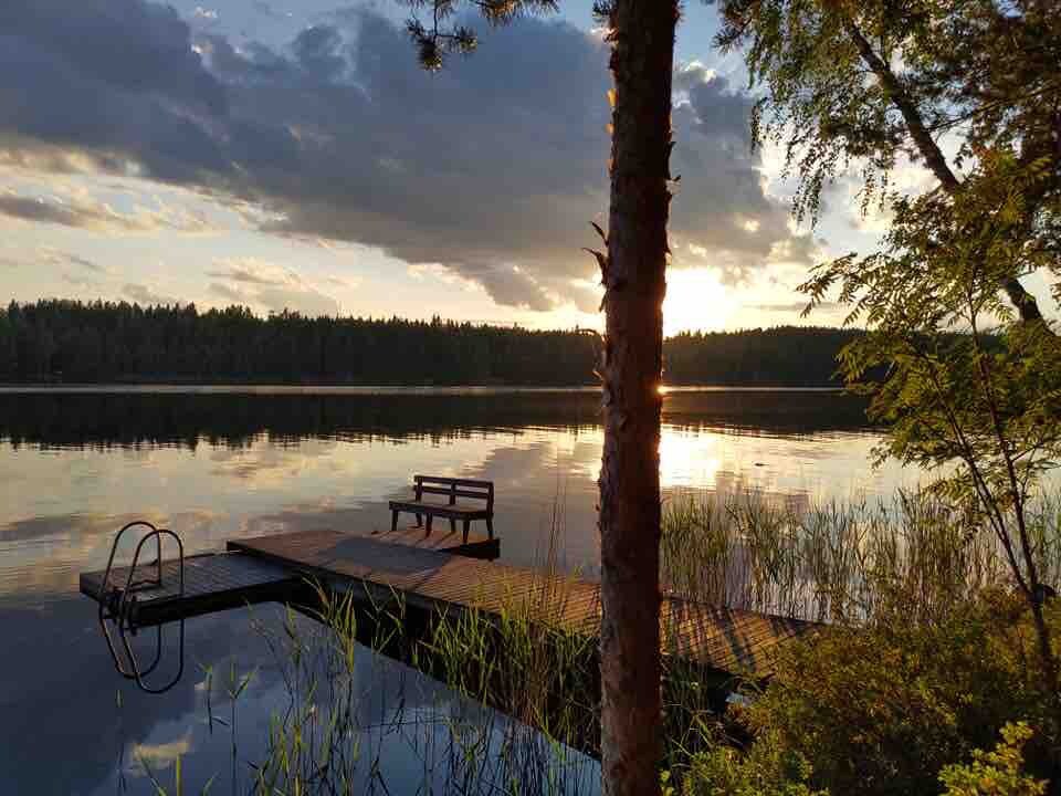 Konnevesi湖畔小木屋