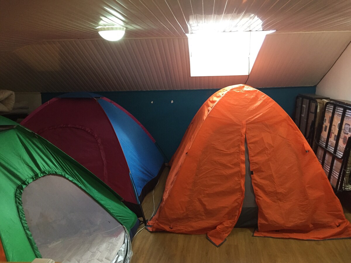 格鲁吉亚旅舍的帐篷