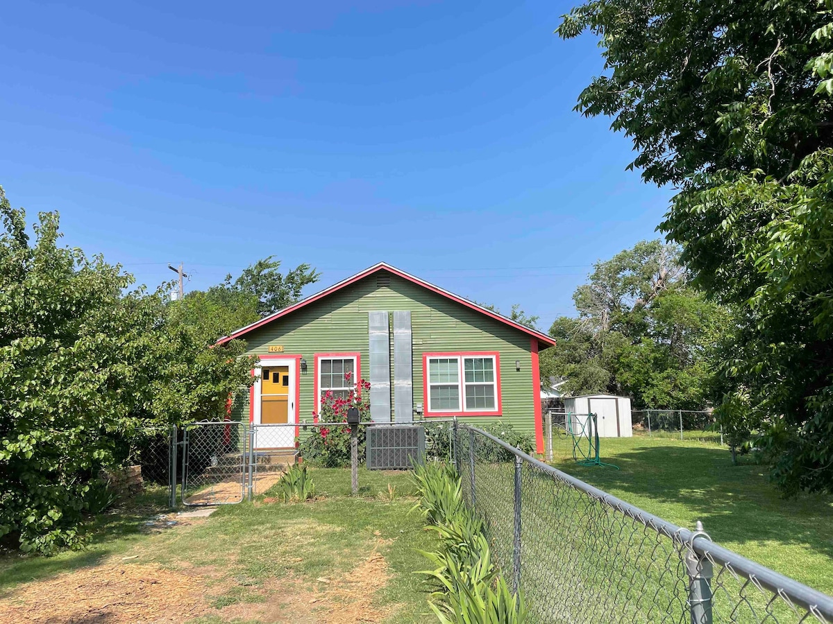 Cozy 2 bedroom German Cottage.