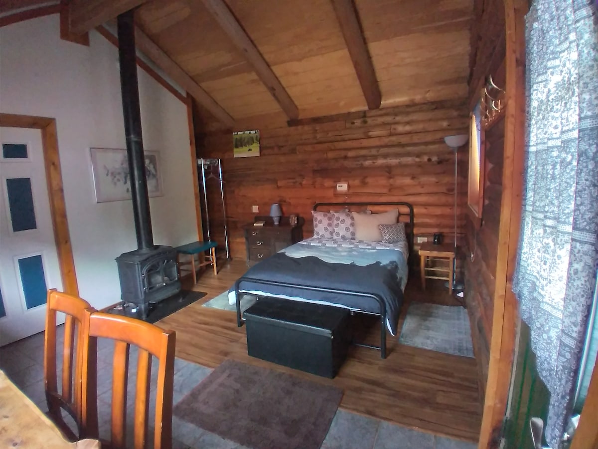 Rusty Hinge Cabin 2