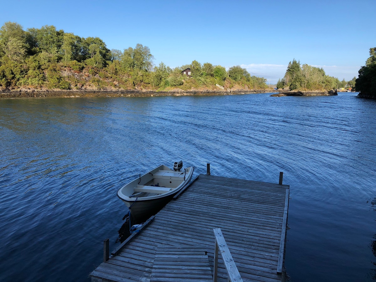 Soltun. Radøy带船的小木屋