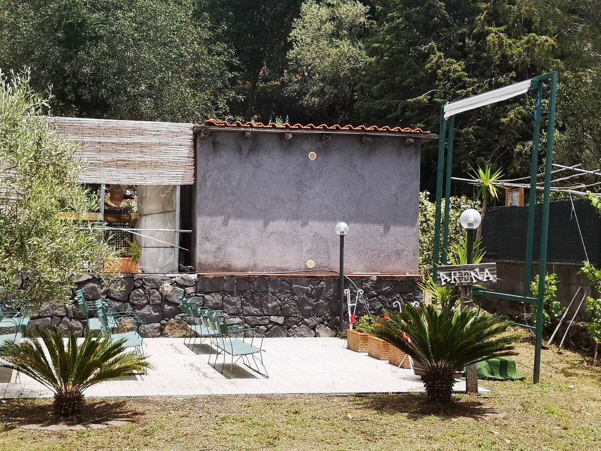 Piccolo cottage con piscina, boschetto e barbecue