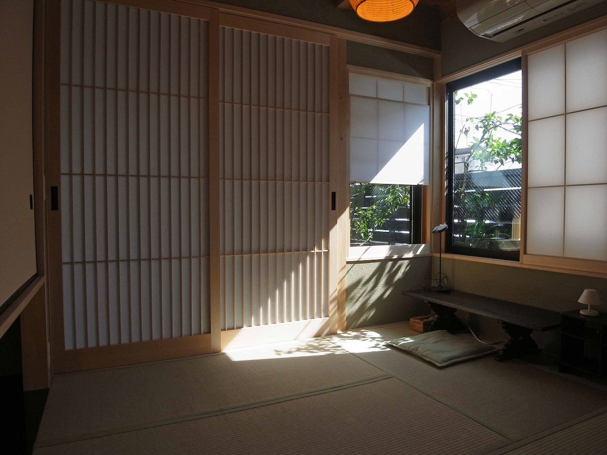 猫和绿色共存的现代日式房屋-一楼的日式房间和日光浴室“两只猫也在等着”