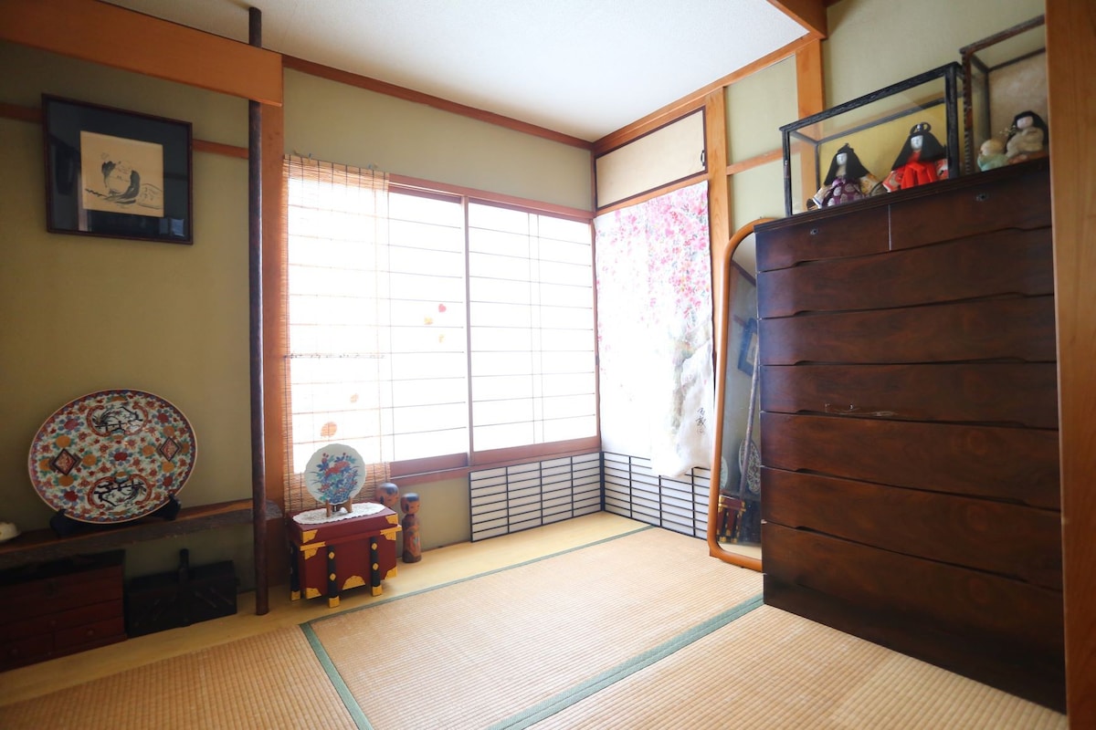 民宿位于七里滨（ Shichirigahama ）一座山上的一栋房子里，镰仓·奶奶和爷爷，面带微笑，欢迎您　